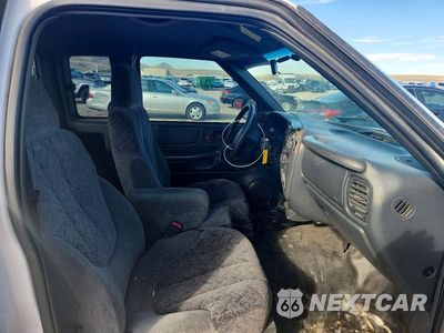 Zdjęcie 10 z 12 samochodu: 2002 GMC SONOMA VIN:1GTDT19W028189193 - miniatura
