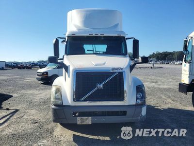 Piąte zdjęcie samochodu w środku: 2018 VOLVO VNL SEMI TRUCK VIN:4V4N39TG6JN892435 - miniatura