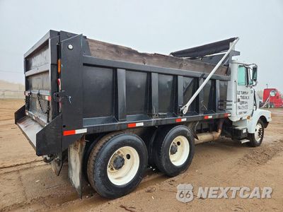 Trzecie zdjęcie samochodu z tyłu: 1996 VOLVO WCA DUMP TRUCK VIN:4V4VDBGF8TN713661 - miniatura
