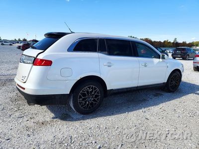 Trzecie zdjęcie samochodu z tyłu: 2013 LINCOLN MKT VIN:2LMHJ5AT9DBL58398 - miniatura