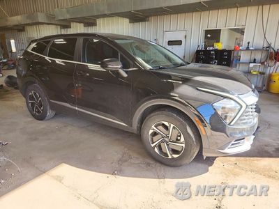 Czwarte zdjęcie samochodu z boku: 2023 KIA SPORTAGE LX VIN:KNDPUCAG7P7075215 - miniatura