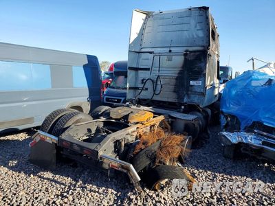 Trzecie zdjęcie samochodu z tyłu: 2015 VOLVO VNL SEMI TRUCK VIN:4V4NC9EG1FN175591 - miniatura