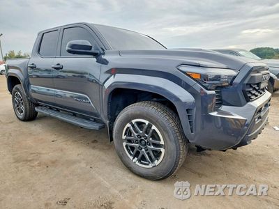 Czwarte zdjęcie samochodu z boku: 2024 TOYOTA TACOMA TRD SPORT VIN:3TMLB5JN6RM024747 - miniatura