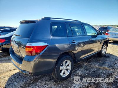 Trzecie zdjęcie samochodu z tyłu: 2010 TOYOTA HIGHLANDER BASE VIN:5TDBK3EHXAS005983 - miniatura