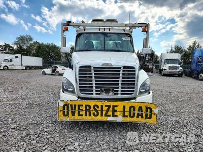 Piąte zdjęcie samochodu w środku: 2018 FREIGHTLINER CASCADIA TOTER TRUCK VIN:3ALHGEDV8JSJU8164 - miniatura