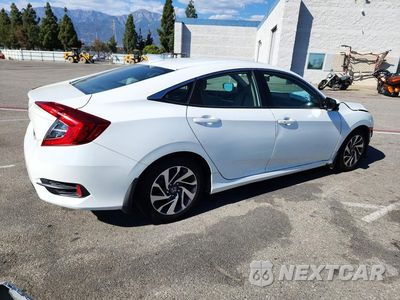 Trzecie zdjęcie samochodu z tyłu: 2018 HONDA CIVIC EX VIN:19XFC2F75JE205002 - miniatura