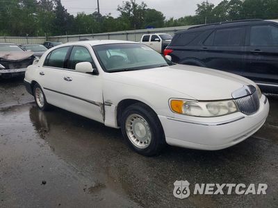 Czwarte zdjęcie samochodu z boku: 2000 LINCOLN TOWN CAR EXECUTIVE VIN:1LNHM81W9YY869911 - miniatura