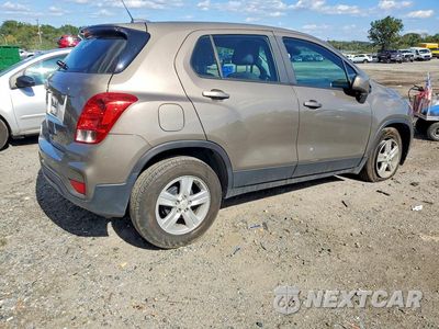 Trzecie zdjęcie samochodu z tyłu: 2021 CHEVROLET TRAX LS VIN:KL7CJKSB1MB303591 - miniatura
