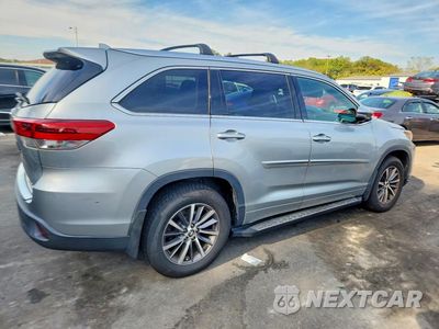 Trzecie zdjęcie samochodu z tyłu: 2018 TOYOTA HIGHLANDER XLE VIN:5TDJZRFH8JS559807 - miniatura