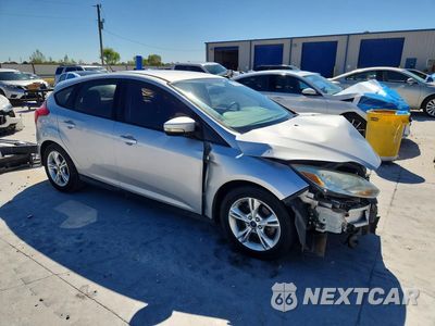 Czwarte zdjęcie samochodu z boku: 2014 FORD FOCUS SE VIN:1FADP3K2XEL183352 - miniatura