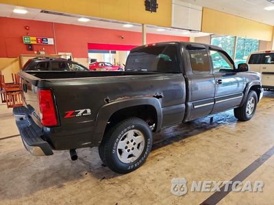 Trzecie zdjęcie samochodu z tyłu: 2005 CHEVROLET SILVERADO K1500 VIN:1GCEK19Z35Z154776 - miniatura