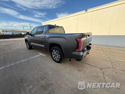 Trzecie zdjęcie samochodu z tyłu: 2024 TOYOTA TUNDRA 1794 EDITION VIN:5TFMA5AB4RX033485 - miniatura