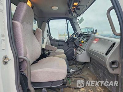 Piąte zdjęcie samochodu w środku: 2015 FREIGHTLINER BUSINESS CLASS M2 BUCKET TRUCK VIN:1FVACYDT0FHGN2469 - miniatura