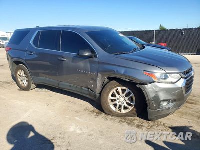 Czwarte zdjęcie samochodu z boku: 2018 CHEVROLET TRAVERSE LS VIN:1GNERFKW4JJ242289 - miniatura