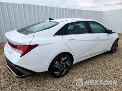 Trzecie zdjęcie samochodu z tyłu: 2025 HYUNDAI ELANTRA LIMITED VIN:KMHLP4DGXSU996891 - miniatura