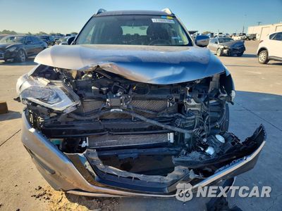Piąte zdjęcie samochodu w środku: 2018 NISSAN ROGUE SV VIN:KNMAT2MT8JP517793 - miniatura