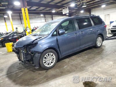 2017 TOYOTA SIENNA XLE 8-PASSENGER 5TDYZ3DC4HS803627 - główne zdjęcie licytacji z USA - miniatura