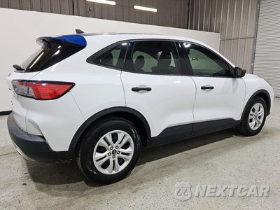 Trzecie zdjęcie samochodu z tyłu: 2021 FORD ESCAPE S VIN:1FMCU0F64MUA64310 - miniatura