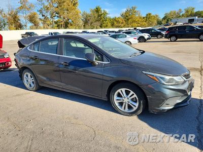 Czwarte zdjęcie samochodu z boku: 2018 CHEVROLET CRUZE LT VIN:1G1BE5SM9J7233349 - miniatura