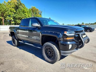Czwarte zdjęcie samochodu z boku: 2018 CHEVROLET SILVERADO K1500 LT VIN:3GCUKREC7JG528991 - miniatura