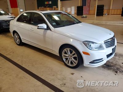 Czwarte zdjęcie samochodu z boku: 2013 MERCEDES-BENZ C 300 4MATIC VIN:WDDGF8AB6DR270112 - miniatura