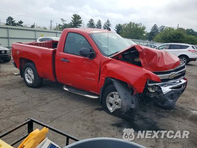Czwarte zdjęcie samochodu z boku: 2011 CHEVROLET SILVERADO K1500 LT VIN:1GCNKSE00BZ134008 - miniatura