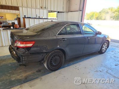 Trzecie zdjęcie samochodu z tyłu: 2010 TOYOTA CAMRY LE VIN:4T1BF3EK8AU084058 - miniatura