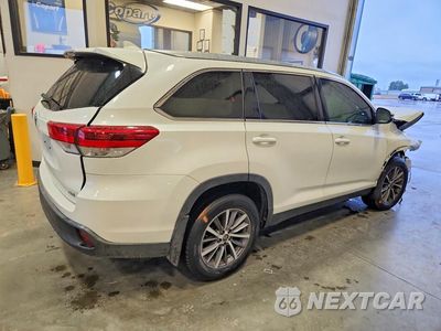 Trzecie zdjęcie samochodu z tyłu: 2019 TOYOTA HIGHLANDER XLE VIN:5TDKZRFH1KS333016 - miniatura