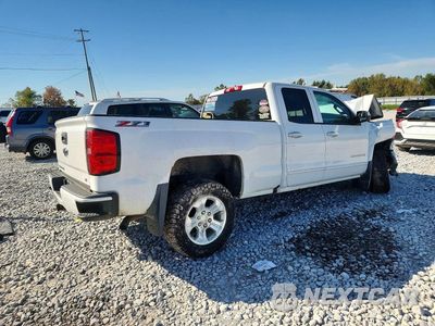 Trzecie zdjęcie samochodu z tyłu: 2016 CHEVROLET SILVERADO K1500 LT VIN:1GCVKREC1GZ262669 - miniatura