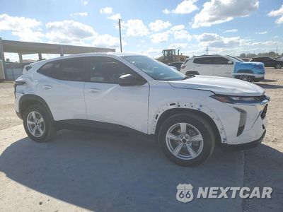 Czwarte zdjęcie samochodu z boku: 2025 CHEVROLET TRAX LS VIN:KL77LFEP9SC236787 - miniatura