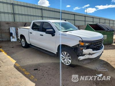 Czwarte zdjęcie samochodu z boku: 2026 CHEVROLET SILVERADO K1500 CUSTOM VIN:3GCPKBEK2TG406683 - miniatura