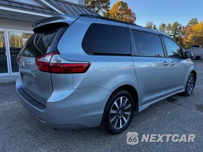 Czwarte zdjęcie samochodu z boku: 2019 TOYOTA SIENNA XLE 7-PASSENGER VIN:5TDDZ3DCXKS227743 - miniatura