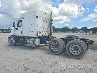 Drugie zdjęcie samochodu z przodu: 2012 FREIGHTLINER CASCADIA 1 - SEMI TRUCK VIN:1FUJGLDRXCSBB2296 - miniatura