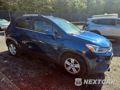 Czwarte zdjęcie samochodu z boku: 2020 CHEVROLET TRAX 1LT VIN:3GNCJLSB7LL148381 - miniatura