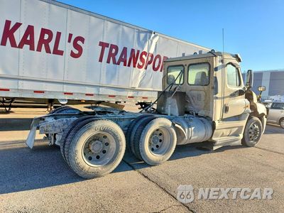 Trzecie zdjęcie samochodu z tyłu: 2013 FREIGHTLINER CASCADIA SEMI TRUCK VIN:1FUJGEBG1DLFG7093 - miniatura