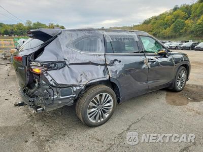 Trzecie zdjęcie samochodu z tyłu: 2021 TOYOTA HIGHLANDER HYBRID PLATINUM VIN:5TDEBRCH6MS031228 - miniatura
