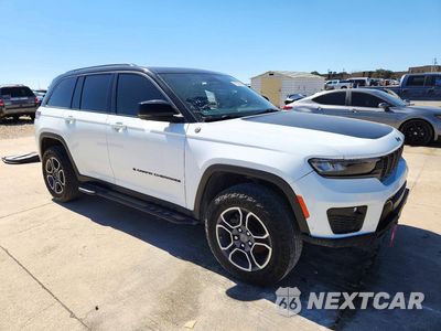 Czwarte zdjęcie samochodu z boku: 2022 JEEP GRAND CHEROKEE TRAILHAWK VIN:1C4RJHCG4N8624095 - miniatura