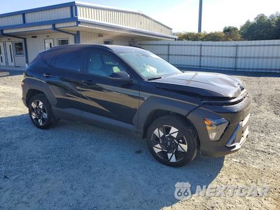 Czwarte zdjęcie samochodu z boku: 2025 HYUNDAI KONA SEL VIN:KM8HBCAB6SU211130 - miniatura
