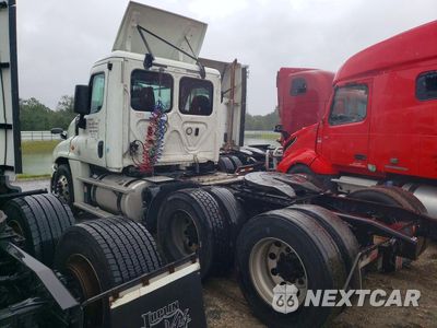 Drugie zdjęcie samochodu z przodu: 2018 FREIGHTLINER CASCADIA 125 SEMI TRUCK VIN:3AKJGEFG8JSJW4725 - miniatura
