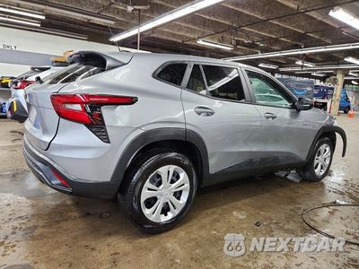 Trzecie zdjęcie samochodu z tyłu: 2024 CHEVROLET TRAX LS VIN:KL77LFE2XRC147924 - miniatura