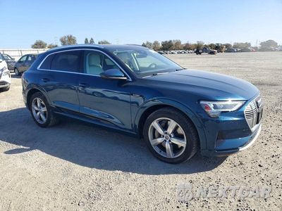 Czwarte zdjęcie samochodu z boku: 2019 AUDI E-TRON PREMIUM PLUS VIN:WA1LAAGE9KB012554 - miniatura