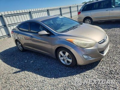 Czwarte zdjęcie samochodu z boku: 2013 HYUNDAI ELANTRA GLS VIN:5NPDH4AE9DH327811 - miniatura