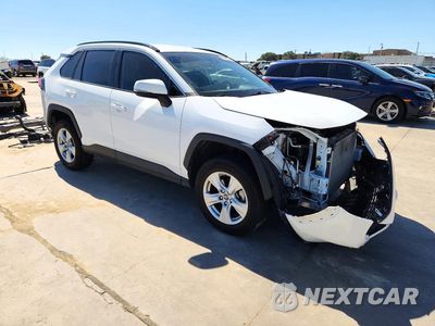 Czwarte zdjęcie samochodu z boku: 2021 TOYOTA RAV4 XLE VIN:2T3W1RFV9MW106706 - miniatura