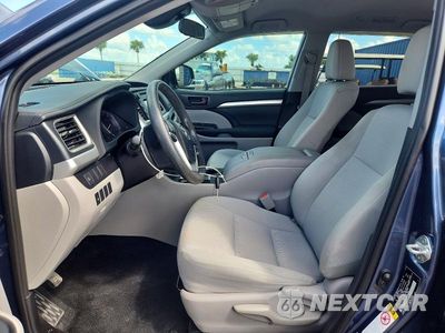 Zdjęcie 7 z 14 samochodu: 2019 TOYOTA HIGHLANDER LE VIN:5TDZARFH7KS046611 - miniatura