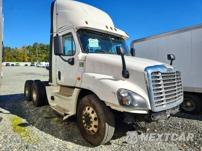 Czwarte zdjęcie samochodu z boku: 2018 FREIGHTLINER CASCADIA 125 SEMI TRUCK VIN:1FUJGEDR2JLJW9306 - miniatura