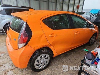 Trzecie zdjęcie samochodu z tyłu: 2016 TOYOTA PRIUS C THREE VIN:JTDKDTB39G1136895 - miniatura