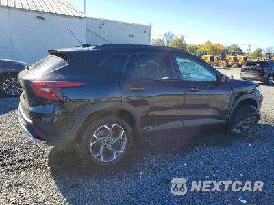 Trzecie zdjęcie samochodu z tyłu: 2024 CHEVROLET TRAX 1LT VIN:KL77LHE25RC104698 - miniatura