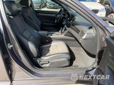 Piąte zdjęcie samochodu w środku: 2018 HONDA ACCORD SPORT VIN:1HGCV1F3XJA096996 - miniatura
