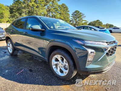 Czwarte zdjęcie samochodu z boku: 2025 CHEVROLET TRAX LS VIN:KL77LFEP9SC238099 - miniatura