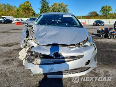 Piąte zdjęcie samochodu w środku: 2017 TOYOTA PRIUS THREE VIN:JTDKARFUXH3036339 - miniatura